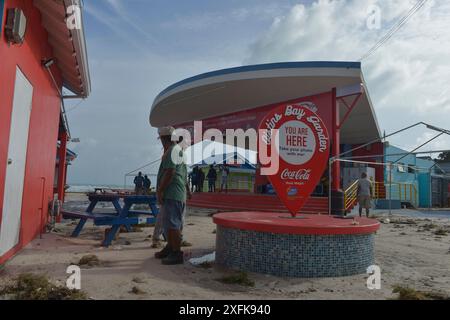 MIAMI, FLORIDA - 1. Juli: Ansicht der Schäden, die durch den Kategorie-4-Hurrikan Beryl auf dem Barbados Oistins Fish Market verursacht wurden die Mitglieder der Barbados Defense Force wurden am 1. Juli 2024 eingesetzt, um bei der Beseitigung der Nachwirkungen bei in Christ Church, Barbados, zu helfen. (Foto: JL/SIPA USA) Credit: SIPA USA/Alamy Live News Stockfoto