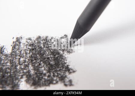 Scharfe Stiftstifte aus Kohle oder Graphit auf weißem Papier, Weichzeichner Stockfoto