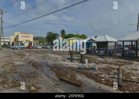 MIAMI, FLORIDA - 1. Juli: Ansicht der Schäden, die durch den Kategorie-4-Hurrikan Beryl auf dem Barbados Oistins Fish Market verursacht wurden die Mitglieder der Barbados Defense Force wurden am 1. Juli 2024 eingesetzt, um bei der Beseitigung der Nachwirkungen bei in Christ Church, Barbados, zu helfen. (Foto: JL/SIPA USA) Credit: SIPA USA/Alamy Live News Stockfoto