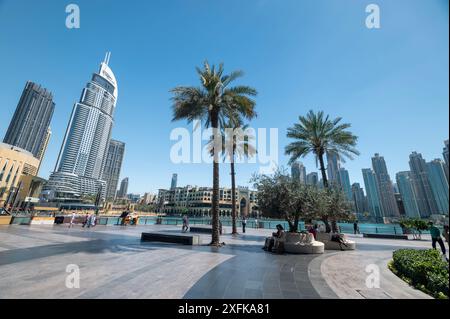 Der zentrale Stadtteil von Dubai in den Vereinigten Arabischen Emiraten (VAE) ist das Address Hotel, die Dubai Mall und der Souk Al Bahar mit einem großen Zierteich. Stockfoto