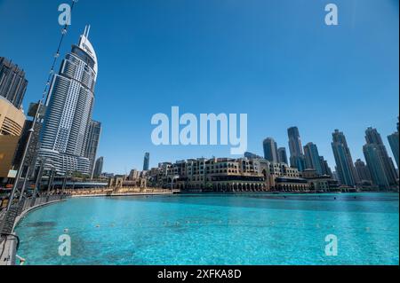 Der zentrale Stadtteil von Dubai in den Vereinigten Arabischen Emiraten (VAE) ist das Address Hotel, die Dubai Mall und der Souk Al Bahar mit einem großen Zierteich. Stockfoto