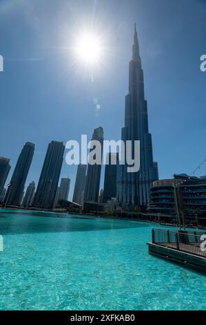 Die Skyline der nahegelegenen Türme bildet eine Silhouette und die höchste der Welt ist die Stahlkonstruktion des 828 Meter (2.716,5 ft) hohen Burj Khalifa ( Stockfoto