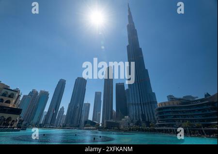 Die Skyline der nahegelegenen Türme bildet eine Silhouette und die höchste der Welt ist die Stahlkonstruktion des 828 Meter (2.716,5 ft) hohen Burj Khalifa ( Stockfoto