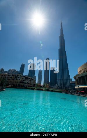 Die Skyline der nahegelegenen Türme bildet eine Silhouette und die höchste der Welt ist die Stahlkonstruktion des 828 Meter (2.716,5 ft) hohen Burj Khalifa ( Stockfoto