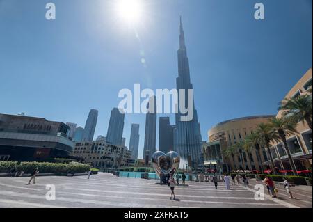 Die Skyline der nahegelegenen Türme bildet eine Silhouette und die höchste der Welt ist die Stahlkonstruktion des 828 Meter (2.716,5 ft) hohen Burj Khalifa ( Stockfoto