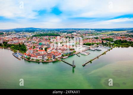 Friedrichshafen Luftpanorama. Friedrichshafen ist eine Stadt am Ufer des Bodensees in Bayern. Stockfoto
