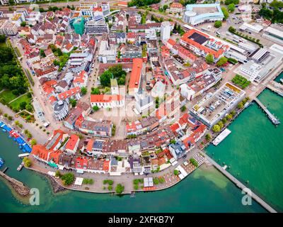 Friedrichshafen Altstadt Luftpanorama. Friedrichshafen ist eine Stadt am Ufer des Bodensees in Bayern. Stockfoto