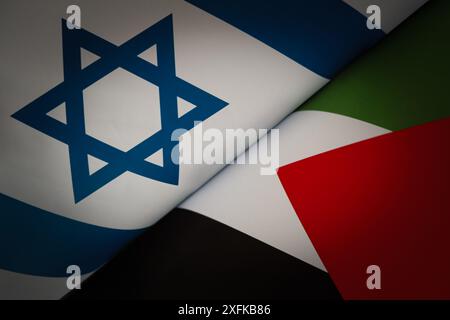 Flaggen von Israel und Palästina gemalt auf gerissenem Mauerhintergrund. Das Konzept des Konflikts zwischen Israel und den palästinensischen Behörden. Stockfoto