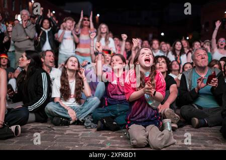 Gäste auf dem Hof der Kulturbrauerei in Berlin-Prenzlauer Berg verfolgen das Spiel Deutschland gegen Schweiz anlässlich der Fußballeuropameisterschaft UEFA EURO 2024. / Gäste der Kulturbrauerei in Berlin-Prenzlauer Berg sehen das Spiel zwischen Deutschland und der Schweiz während der Fußball-Europameisterschaft UEFA EURO 2024. Schnappschuss-Fotografie/K.M.Krause *** Gäste im Innenhof der Kulturbrauerei in Berlin Prenzlauer Berg sehen das Spiel zwischen Deutschland und der Schweiz während der Fußball-Europameisterschaft UEFA EURO 2024 Gäste der Kulturbrauerei in Berlin Prenzlauer Berg sehen sich das an Stockfoto