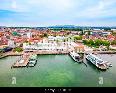 Friedrichshafen Luftpanorama. Friedrichshafen ist eine Stadt am Ufer des Bodensees in Bayern. Stockfoto