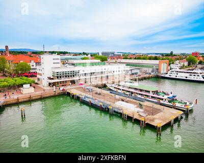 Friedrichshafen Luftpanorama. Friedrichshafen ist eine Stadt am Ufer des Bodensees in Bayern. Stockfoto