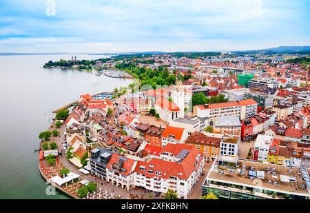 Friedrichshafen Luftpanorama. Friedrichshafen ist eine Stadt am Ufer des Bodensees in Bayern. Stockfoto