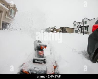 Der Winter bietet eine schneebedeckte Nachbarschaftsszene Stockfoto