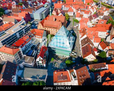 Neue Öffentliche Bibliothek Ulm Luftpanorama. Die öffentliche Bibliothek befindet sich in der Ulmer Altstadt. Stockfoto