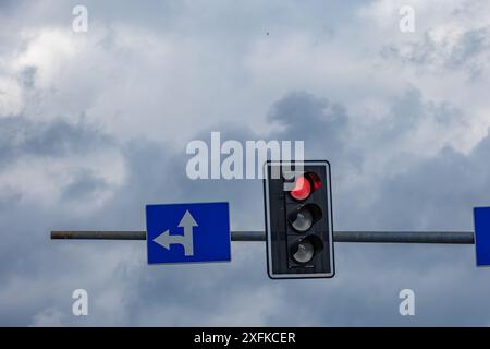 Ampel über der Straße, rote Ampel, keine Durchfahrt, keine Überquerung Europas Stockfoto