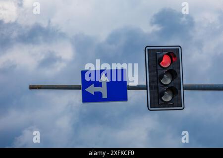 Ampel über der Straße, rote Ampel, keine Durchfahrt, keine Überquerung Europas Stockfoto