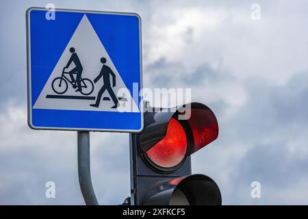 Ampel über der Straße, rote Ampel, keine Durchfahrt, keine Überquerung Europas Stockfoto