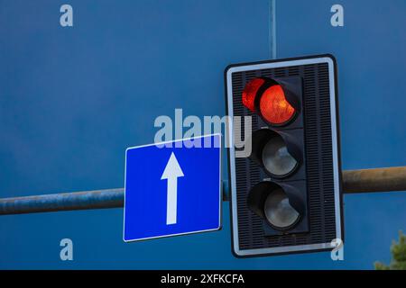 Ampel über der Straße, rote Ampel, keine Durchfahrt, keine Überquerung Europas Stockfoto