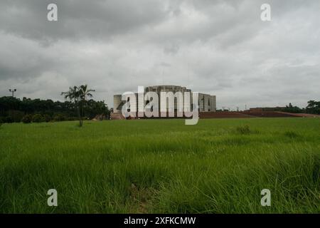 Das Sangsad Bhavan oder das Parlamentsgebäude von Bangladesch befindet sich in Sher; e; Bangla Nagar der Stadt Dhaka. Dieses prächtige Gebäude steht wie ein Geschosse Stockfoto