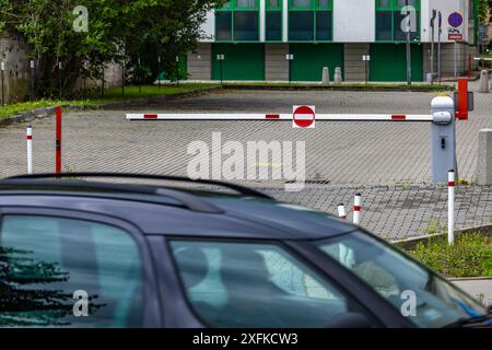 Geschlossene Absperrung, kein Zugang zum Parkplatz, die Anlage ist geschlossen Stockfoto