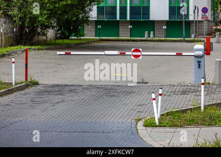 Geschlossene Absperrung, kein Zugang zum Parkplatz, die Anlage ist geschlossen Stockfoto