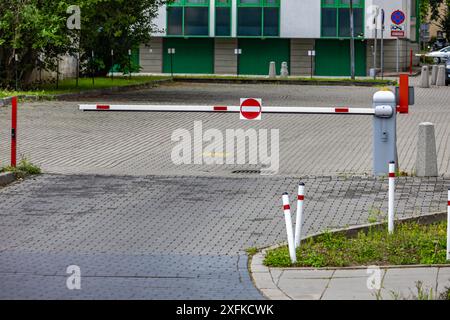 Geschlossene Absperrung, kein Zugang zum Parkplatz, die Anlage ist geschlossen Stockfoto