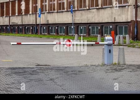 Geschlossene Absperrung, kein Zugang zum Parkplatz, die Anlage ist geschlossen Stockfoto