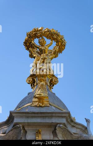 Das Haydn-Mozart-Beethoven-Denkmal im Tiergarten in Berlin. Musikerdenkmal mit drei goldenen Cherubs und Lorbeer. Stockfoto