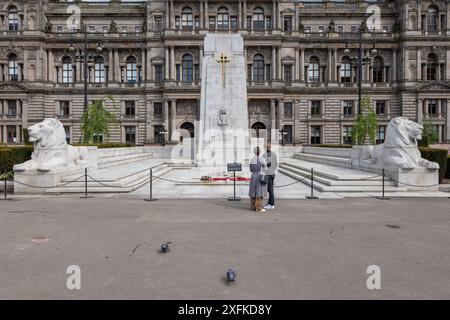 Das Cenotaph (war Memorial) vor den Glasgow City Chambers am George Square in Glasgow in Schottland. Stockfoto