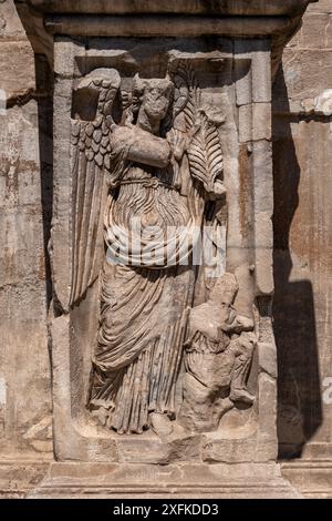 Altes Relief von Victoria, geflügelte Siegesgöttin auf dem Konstantinusbogen in Rom, Italien. Details des Triumphbogens aus 315 n. Chr., Widmung Stockfoto