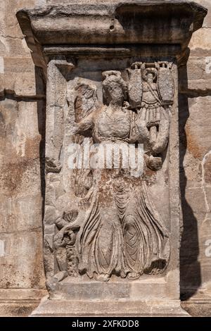 Altes Relief von Victoria, Göttin des Sieges auf dem Konstantinsbogen in Rom, Italien. Details des Triumphbogens aus dem Jahr 315 n. Chr., gewidmet t Stockfoto