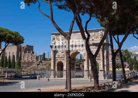 Bogen von Konstantin (Arco di Costantino) in der Stadt Rom, Italien. Antiker Triumphbogen von 315 n. Chr., dem Kaiser Konstantin dem Großen gewidmet. Stockfoto