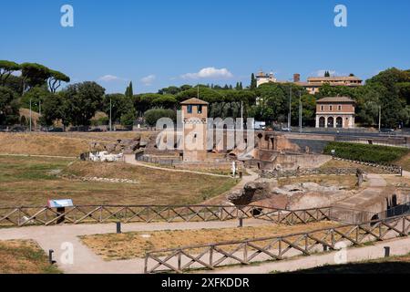 Antike archäologische Anlage des Circus Maximus mit Turm Torre della Moletta in Rom, Italien. Stockfoto