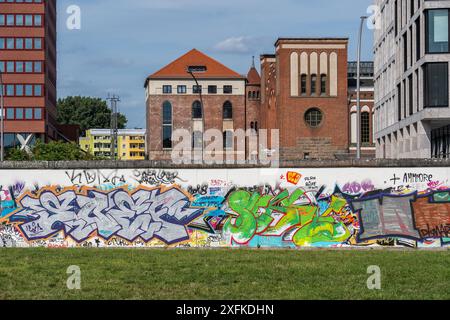 Historische Berliner Mauer (Berlinmuren) - die East Side Gallery, bedeckt mit Graffities in der Stadt Berlin, Deutschland. Stockfoto