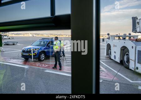 Marseille, Frankreich. Juli 2024. Gendarmen auf der Start- und Landebahn am Flughafen Marseille Provence in Marignane, Frankreich am 2. Juli 2024. Foto: Laurent Coust/ABACAPRESS. COM Credit: Abaca Press/Alamy Live News Stockfoto