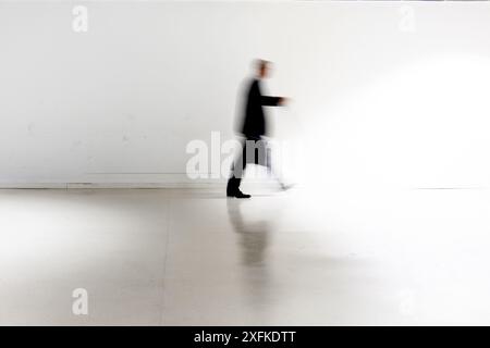 Marseille, Frankreich. Juli 2024. Anonyme verschwommene Silhouette in einem weißen Korridor in Marseille, Frankreich am 2. Juli 2024. Foto: Laurent Coust/ABACAPRESS. COM Credit: Abaca Press/Alamy Live News Stockfoto