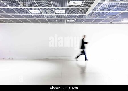 Marseille, Frankreich. Juli 2024. Anonyme verschwommene Silhouette in einem weißen Korridor in Marseille, Frankreich am 2. Juli 2024. Foto: Laurent Coust/ABACAPRESS. COM Credit: Abaca Press/Alamy Live News Stockfoto