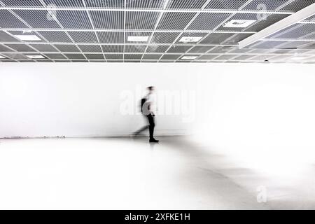 Marseille, Frankreich. Juli 2024. Anonyme verschwommene Silhouette in einem weißen Korridor in Marseille, Frankreich am 2. Juli 2024. Foto: Laurent Coust/ABACAPRESS. COM Credit: Abaca Press/Alamy Live News Stockfoto