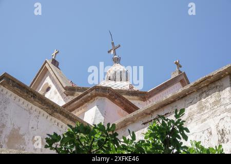 Das Erdbeben beschädigte die Kirche in Antipata, Kefalonia, Griechenland Stockfoto