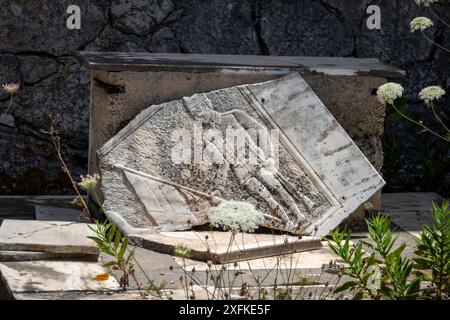 Das Erdbeben beschädigte die Kirche in Antipata, Kefalonia, Griechenland Stockfoto