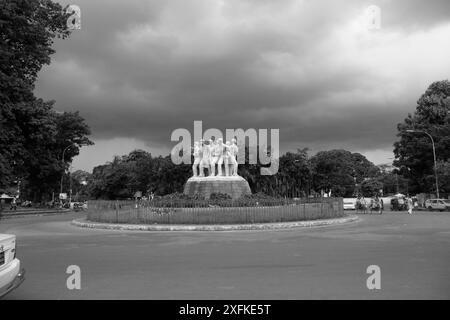 Schwarze Wolken über dem Kopf der Raju-Gedenkskulptur an der Universität Dhaka, Dhaka, Bangladesch. Juni 2007 Stockfoto