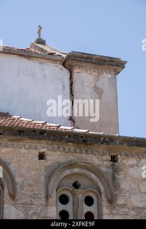 Das Erdbeben beschädigte die Kirche in Antipata, Kefalonia, Griechenland Stockfoto