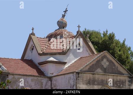 Das Erdbeben beschädigte die Kirche in Antipata, Kefalonia, Griechenland Stockfoto