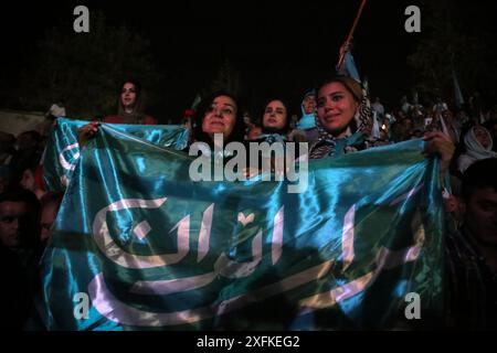 Teheran, Iran. Juli 2024. Iranische Unterstützerinnen von Masoud Pezeshkian, dem Reformkandidaten für die iranischen Präsidentschaftswahlen, nehmen an einer Wahlkampfveranstaltung in Teheran Teil. Die bevorstehende Präsidentschaftsabstimmung des Iran am 5. Juli wird mit dem Reformator Masoud Pezeshkian gegen den ultrakonservativen Saeed Jalili einhergehen. Nach dem Tod des ultrakonservativen Präsidenten Ebrahim Raisi bei einem Hubschrauberabsturz sollen etwa 61 Millionen Wahlberechtigte teilnehmen. (Kreditbild: © Rouzbeh Fouladi/ZUMA Press Wire) NUR REDAKTIONELLE VERWENDUNG! Nicht für kommerzielle ZWECKE! Stockfoto