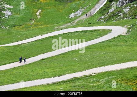 Garmisch Partenkirchen, Deutschland. Juli 2024. Wanderer laufen unterhalb der Alpspitze entlang eines Zugpfads. Quelle: Peter Kneffel/dpa/Alamy Live News Stockfoto