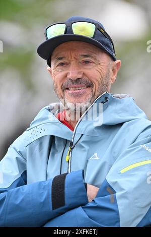 Garmisch Partenkirchen, Deutschland. Juli 2024. Christian Neureuther nimmt an der Eröffnung des alpinen Themenweges Natursteig Osterfelder unterhalb der Alpspitze Teil. Der Themenweg verbindet Informationen über die lokale Natur und Biodiversität mit interaktiven und spielerischen Übungselementen aus dem Move Smart! Der Felix Neureuther Stiftung. Initiative. Quelle: Peter Kneffel/dpa/Alamy Live News Stockfoto