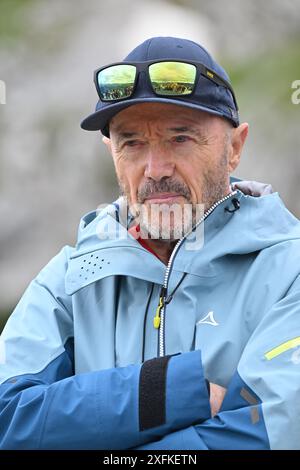 Garmisch Partenkirchen, Deutschland. Juli 2024. Christian Neureuther nimmt an der Eröffnung des alpinen Themenweges Natursteig Osterfelder unterhalb der Alpspitze Teil. Der Themenweg verbindet Informationen über die lokale Natur und Biodiversität mit interaktiven und spielerischen Übungselementen aus dem Move Smart! Der Felix Neureuther Stiftung. Initiative. Quelle: Peter Kneffel/dpa/Alamy Live News Stockfoto