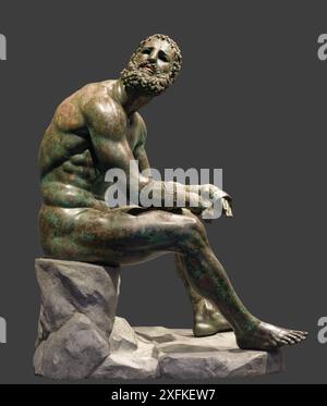 Der Boxer at Rest, auch bekannt als Terme Boxer, Seated Boxer, besiegte Boxer oder Boxer of the Quirinal, ist eine Bronzeskulptur, eine hellenistische griechische o Stockfoto