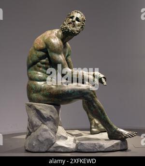 Der Boxer at Rest, auch bekannt als Terme Boxer, Seated Boxer, besiegte Boxer oder Boxer of the Quirinal, ist eine Bronzeskulptur, eine hellenistische griechische o Stockfoto