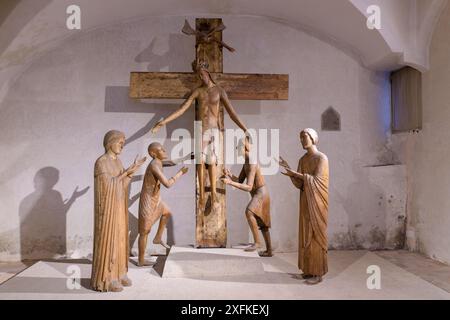 Holzdeposition aus der Kathedrale von Tivoli. 13. Jahrhundert. Römisch-katholische Kathedrale, die dem Heiligen Lorenz gewidmet ist, in Tivoli, Latium, Italien Stockfoto